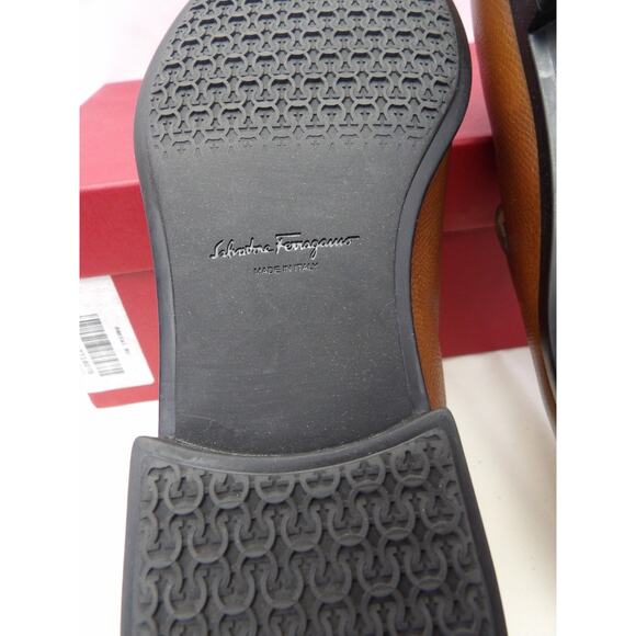 NIB FERRAGAMO REE BROWN LEATHER LOGO GANCINI LOAFERS 7.5 EE ITALY main image 3